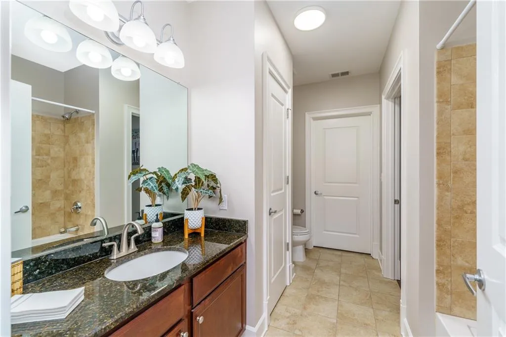 Guest bath with tub/shower and new updated plumbing fixtures Guest bath with tub/shower and new updated plumbing fixtures