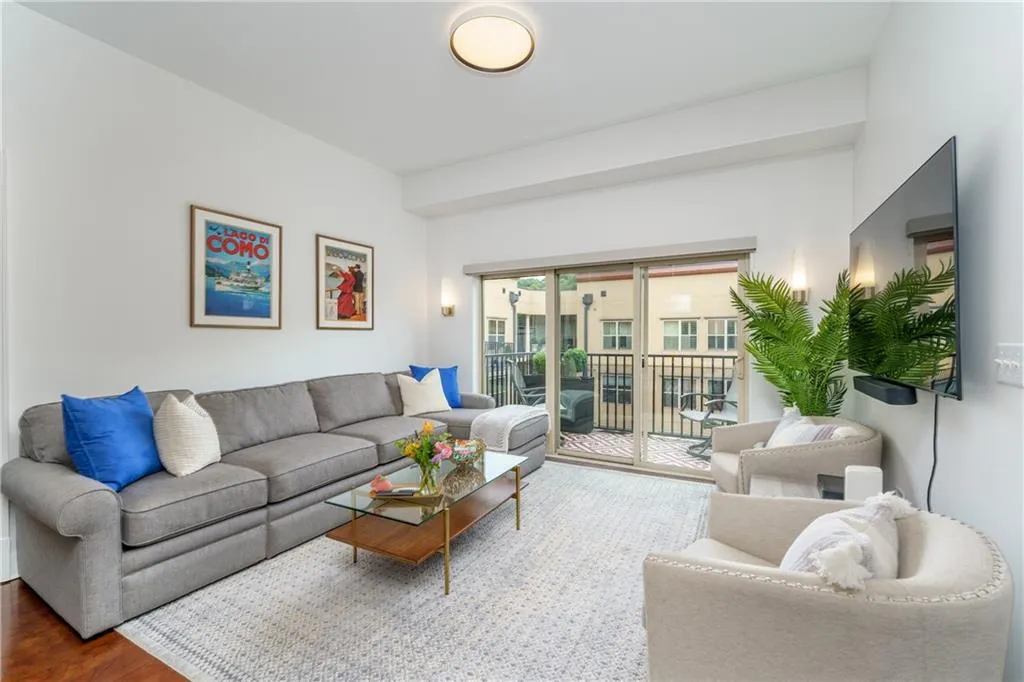 Lots of natural light throughout Lots of natural light throughout