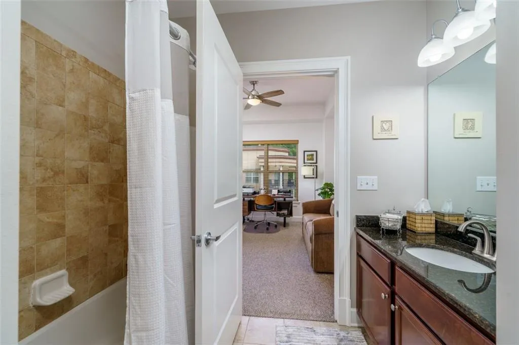 Guest bath with tub/shower and new updated plumbing fixtures Guest bath with tub/shower and new updated plumbing fixtures