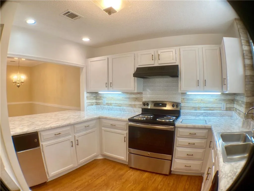 401 Abingdon Way, Atlanta, Georgia 30328, 2 Bedrooms Bedrooms, ,2 BathroomsBathrooms,Residential,Sold,401 Abingdon Way,6686453