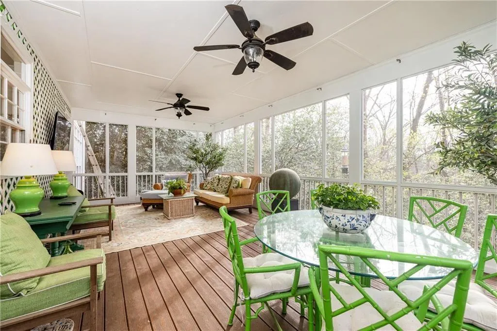 Sunroom / solarium featuring outdoor lounge area and a ceiling fan