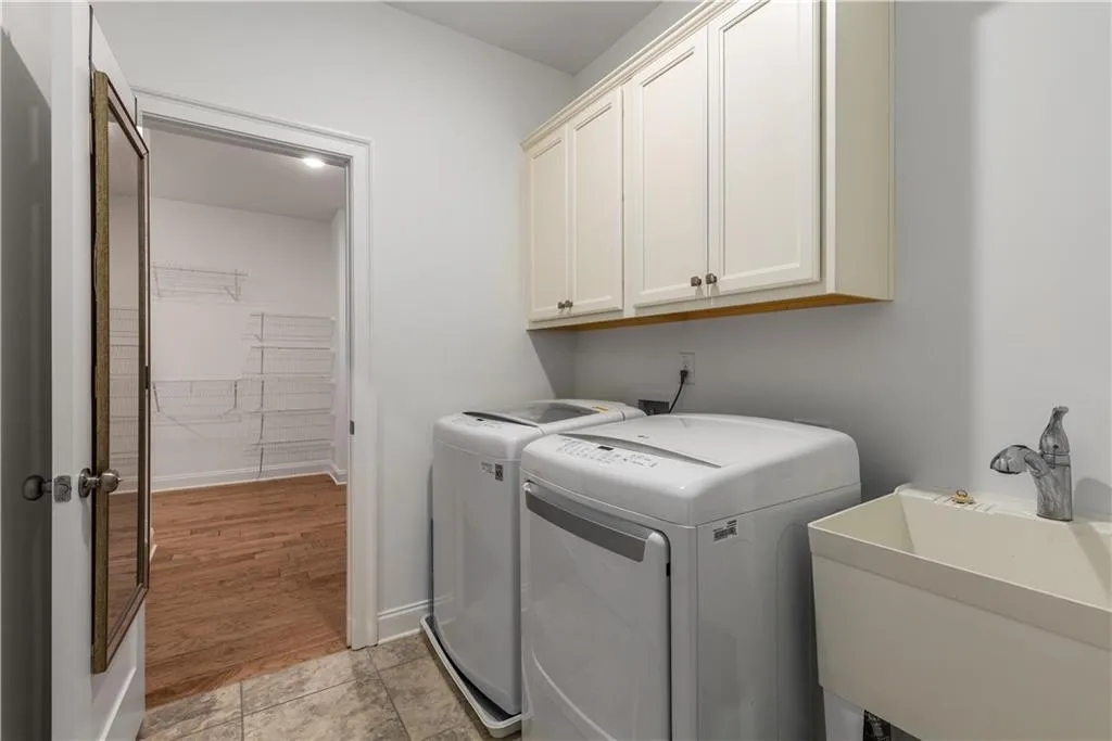 Laundry Room with cabinet and sink.