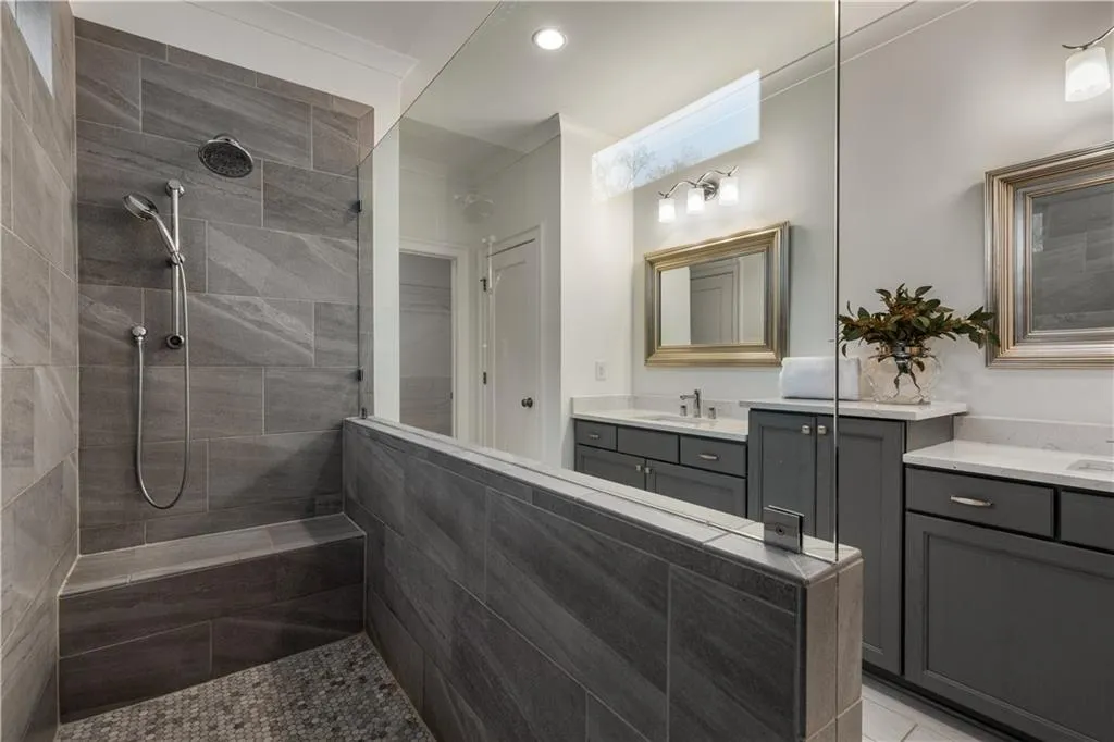 Spa like bath with 2 shower heads