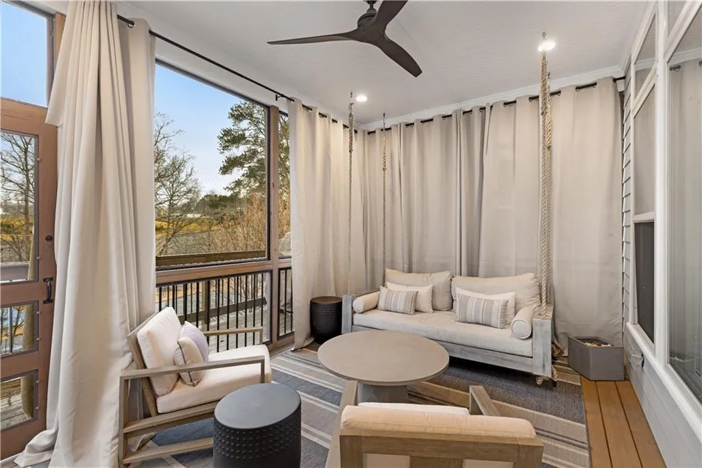 Sunroom / solarium with ceiling fan