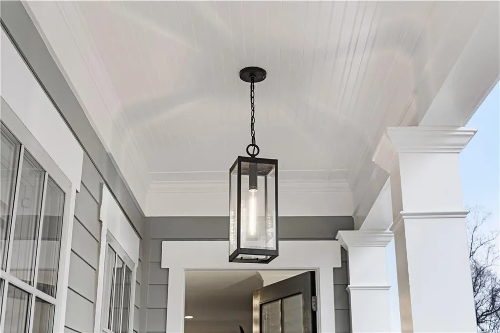 Interior details with ornamental molding