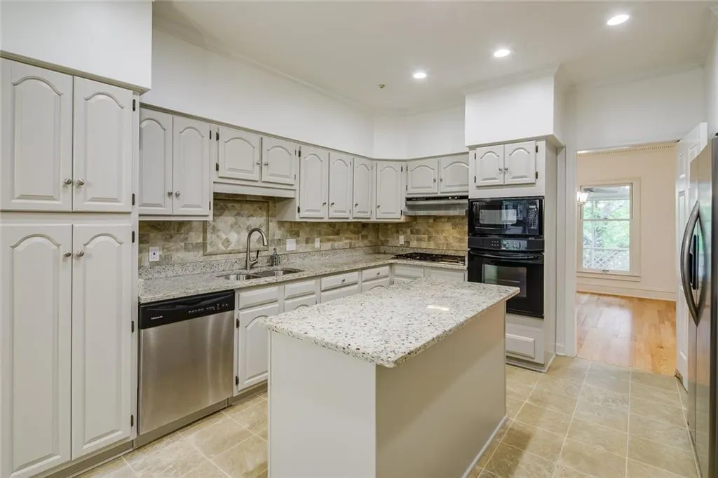 5680 River Oaks Place Unit 25, Atlanta, Georgia 30327, 2 Bedrooms Bedrooms, ,2 BathroomsBathrooms,Residential,Sold,5680 River Oaks Place Unit 25,6739647