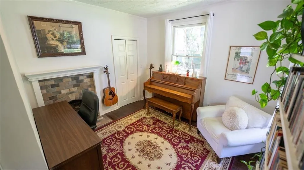 Secondary bedroom or office