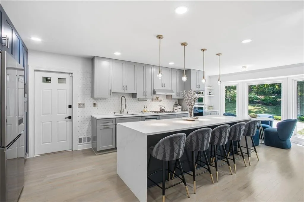 460 Riverside Parkway, Sandy Springs, Georgia 30328, 5 Bedrooms Bedrooms, ,5 BathroomsBathrooms,Residential,For Sale,460 Riverside Parkway,7756187