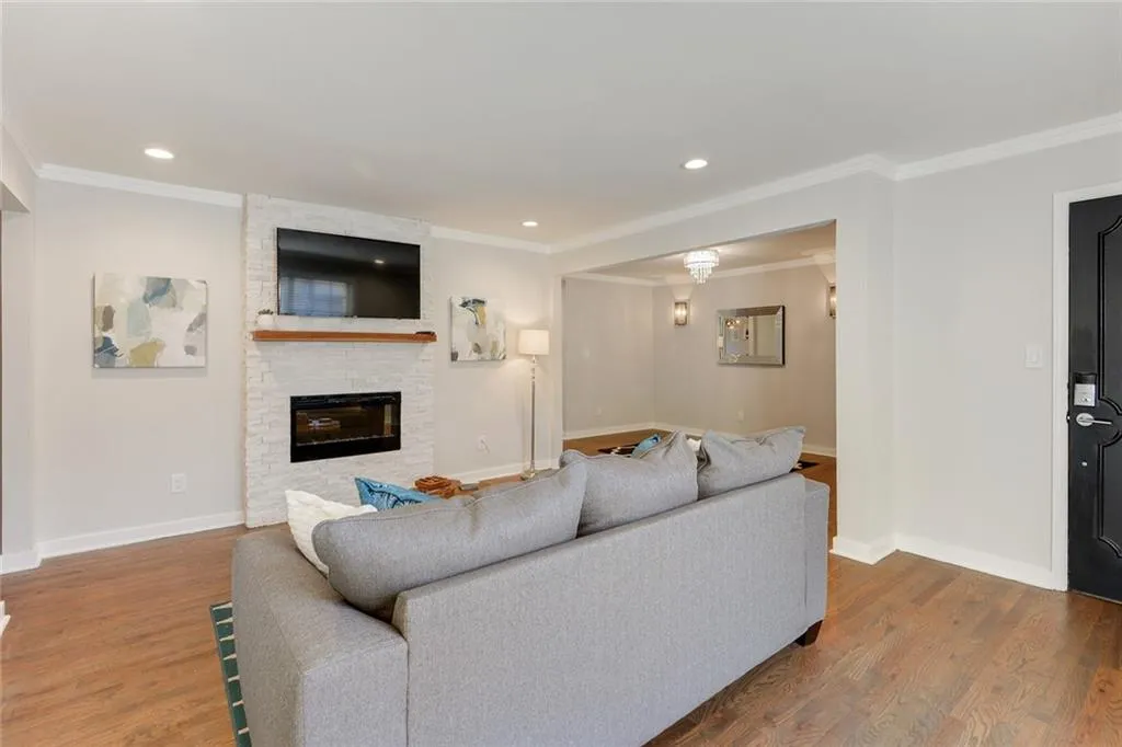 5400 Roswell Road Unit D2, Atlanta, Georgia 30342, 3 Bedrooms Bedrooms, ,2 BathroomsBathrooms,Residential,Sold,5400 Roswell Road Unit D2,6515783