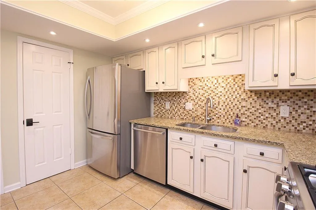 502 Dunwoody Chace, Sandy Springs, Georgia 30328, 3 Bedrooms Bedrooms, ,2 BathroomsBathrooms,Residential,Sold,502 Dunwoody Chace,6767530