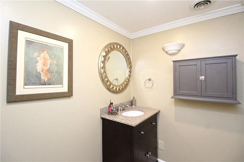 502 Dunwoody Chace, Sandy Springs, Georgia 30328, 3 Bedrooms Bedrooms, ,2 BathroomsBathrooms,Residential,Sold,502 Dunwoody Chace,6767530