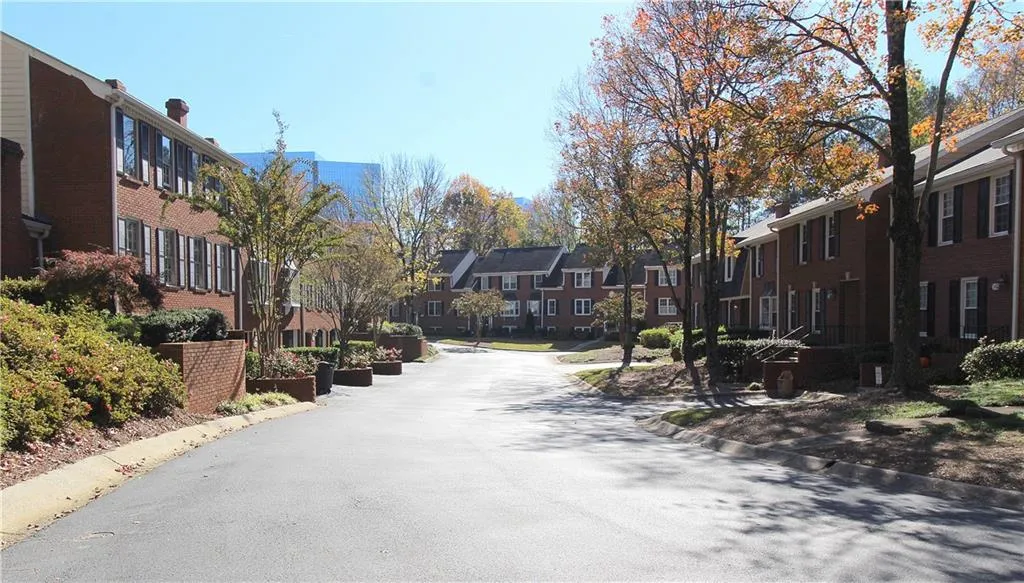 502 Dunwoody Chace, Sandy Springs, Georgia 30328, 3 Bedrooms Bedrooms, ,2 BathroomsBathrooms,Residential,Sold,502 Dunwoody Chace,6767530