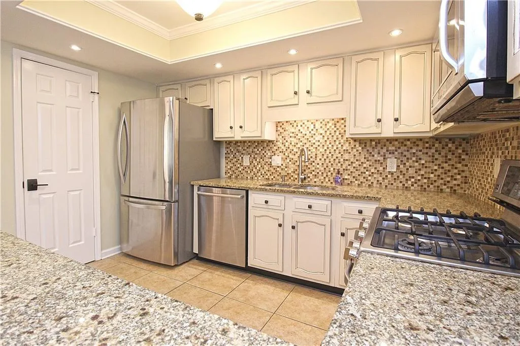 502 Dunwoody Chace, Sandy Springs, Georgia 30328, 3 Bedrooms Bedrooms, ,2 BathroomsBathrooms,Residential,Sold,502 Dunwoody Chace,6767530