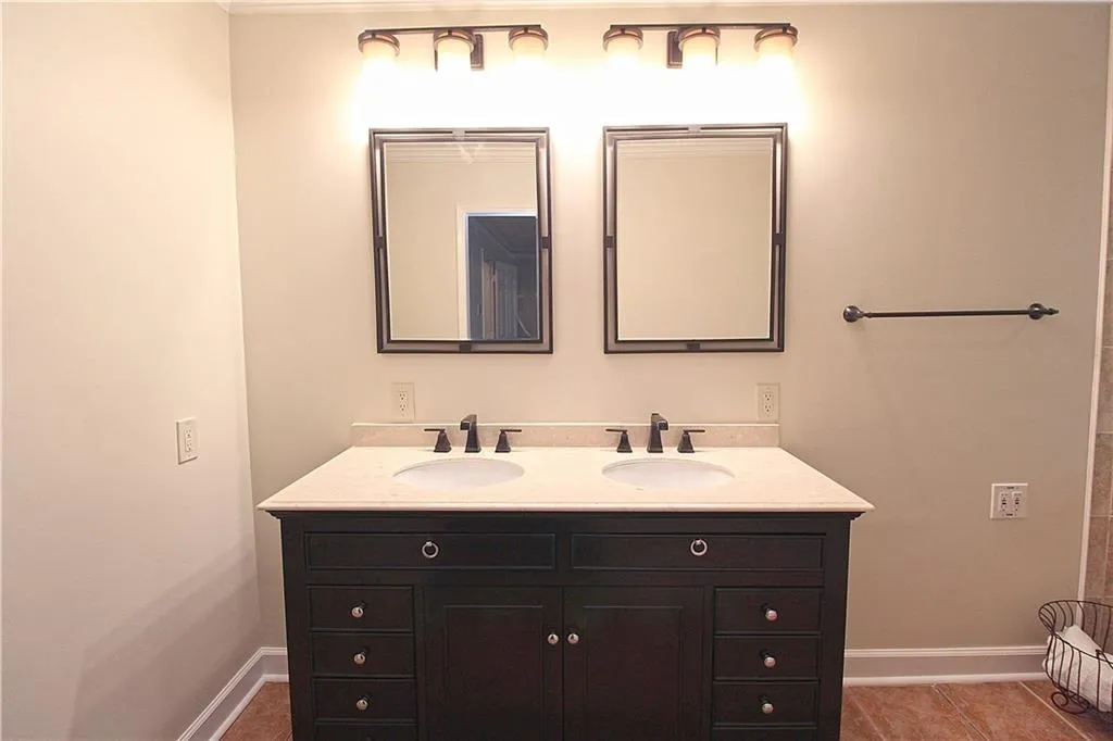 502 Dunwoody Chace, Sandy Springs, Georgia 30328, 3 Bedrooms Bedrooms, ,2 BathroomsBathrooms,Residential,Sold,502 Dunwoody Chace,6767530