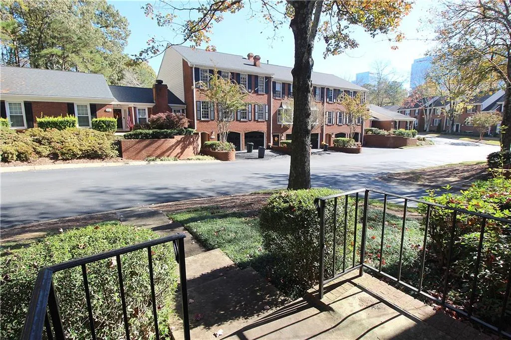 502 Dunwoody Chace, Sandy Springs, Georgia 30328, 3 Bedrooms Bedrooms, ,2 BathroomsBathrooms,Residential,Sold,502 Dunwoody Chace,6767530
