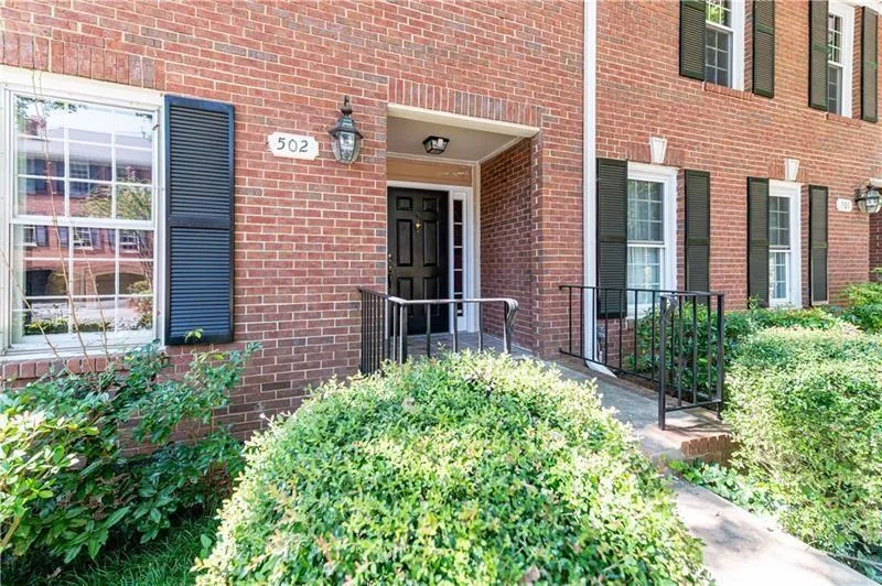502 Dunwoody Chace, Sandy Springs, Georgia 30328, 3 Bedrooms Bedrooms, ,2 BathroomsBathrooms,Residential,Sold,502 Dunwoody Chace,6767530