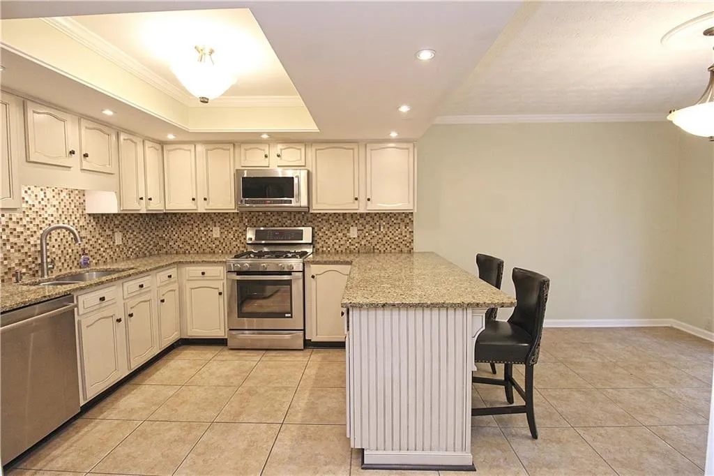 502 Dunwoody Chace, Sandy Springs, Georgia 30328, 3 Bedrooms Bedrooms, ,2 BathroomsBathrooms,Residential,Sold,502 Dunwoody Chace,6767530