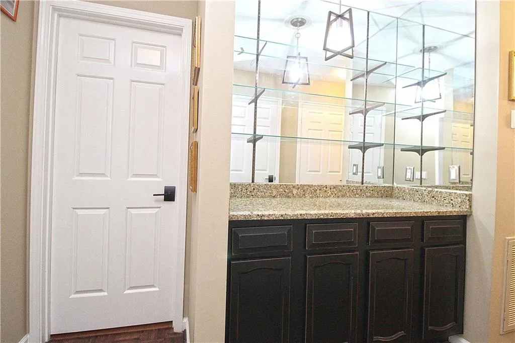 502 Dunwoody Chace, Sandy Springs, Georgia 30328, 3 Bedrooms Bedrooms, ,2 BathroomsBathrooms,Residential,Sold,502 Dunwoody Chace,6767530