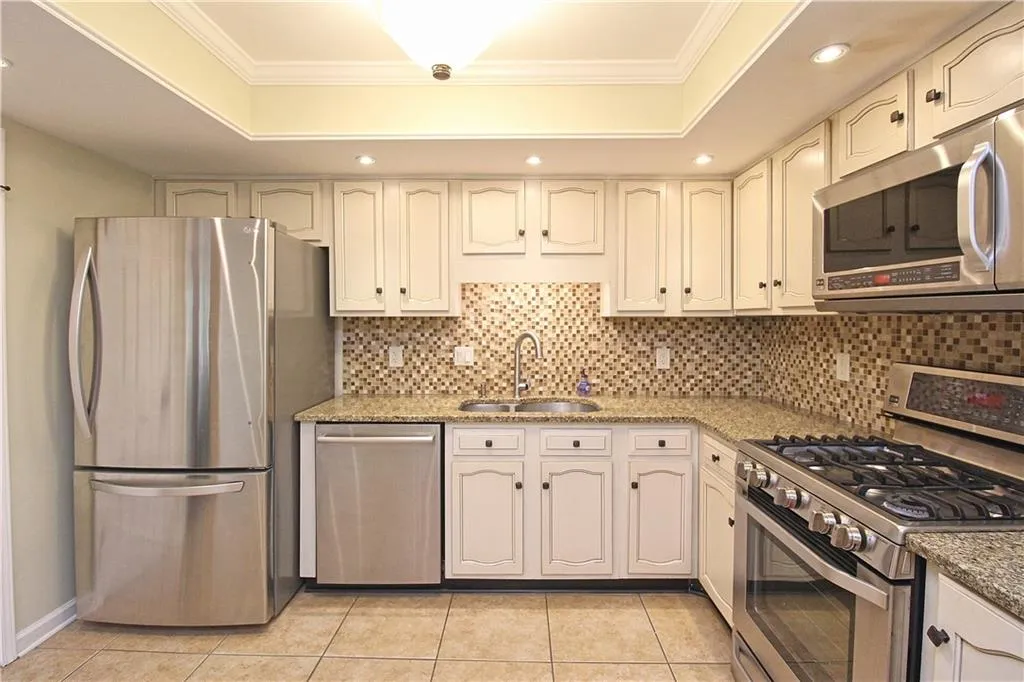 502 Dunwoody Chace, Sandy Springs, Georgia 30328, 3 Bedrooms Bedrooms, ,2 BathroomsBathrooms,Residential,Sold,502 Dunwoody Chace,6767530