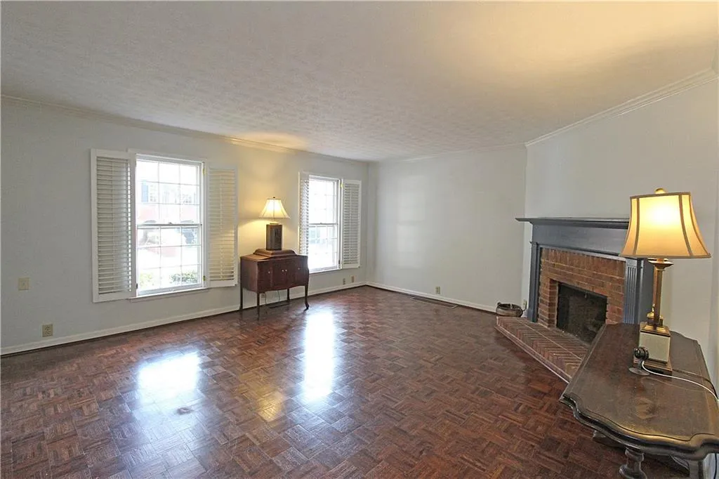 502 Dunwoody Chace, Sandy Springs, Georgia 30328, 3 Bedrooms Bedrooms, ,2 BathroomsBathrooms,Residential,Sold,502 Dunwoody Chace,6767530