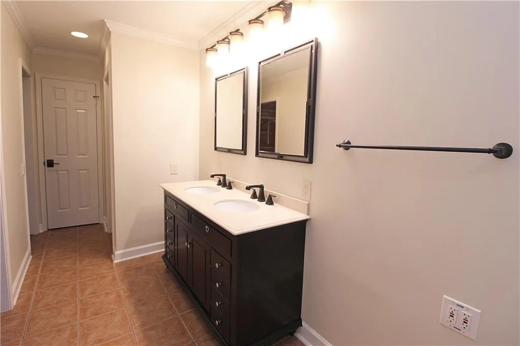 502 Dunwoody Chace, Sandy Springs, Georgia 30328, 3 Bedrooms Bedrooms, ,2 BathroomsBathrooms,Residential,Sold,502 Dunwoody Chace,6767530
