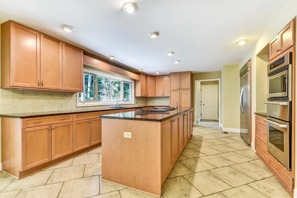 9375 Huntcliff Trace, Sandy Springs, Georgia 30350, 6 Bedrooms Bedrooms, ,5 BathroomsBathrooms,Residential,Sold,9375 Huntcliff Trace,6935773