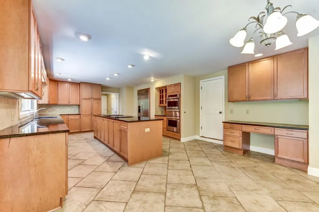 9375 Huntcliff Trace, Sandy Springs, Georgia 30350, 6 Bedrooms Bedrooms, ,5 BathroomsBathrooms,Residential,Sold,9375 Huntcliff Trace,6935773
