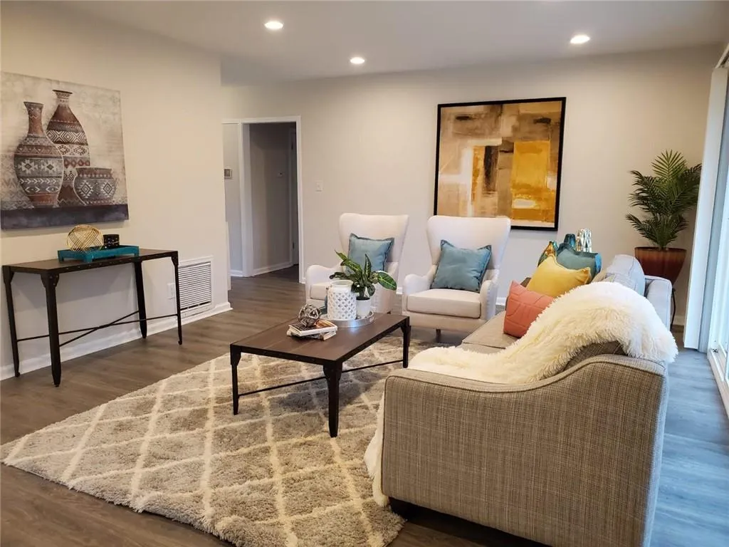 415 Hammond Drive, Sandy Springs, Georgia 30328, 3 Bedrooms Bedrooms, ,2 BathroomsBathrooms,Residential,Sold,415 Hammond Drive,6829925