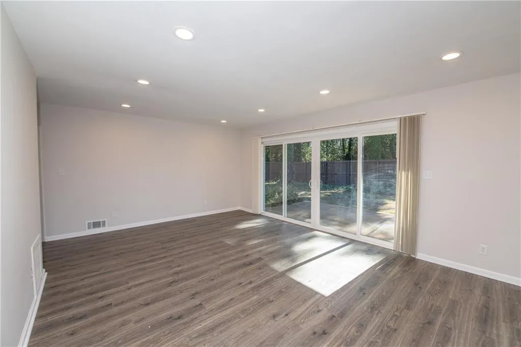 415 Hammond Drive, Sandy Springs, Georgia 30328, 3 Bedrooms Bedrooms, ,2 BathroomsBathrooms,Residential,Sold,415 Hammond Drive,6829925