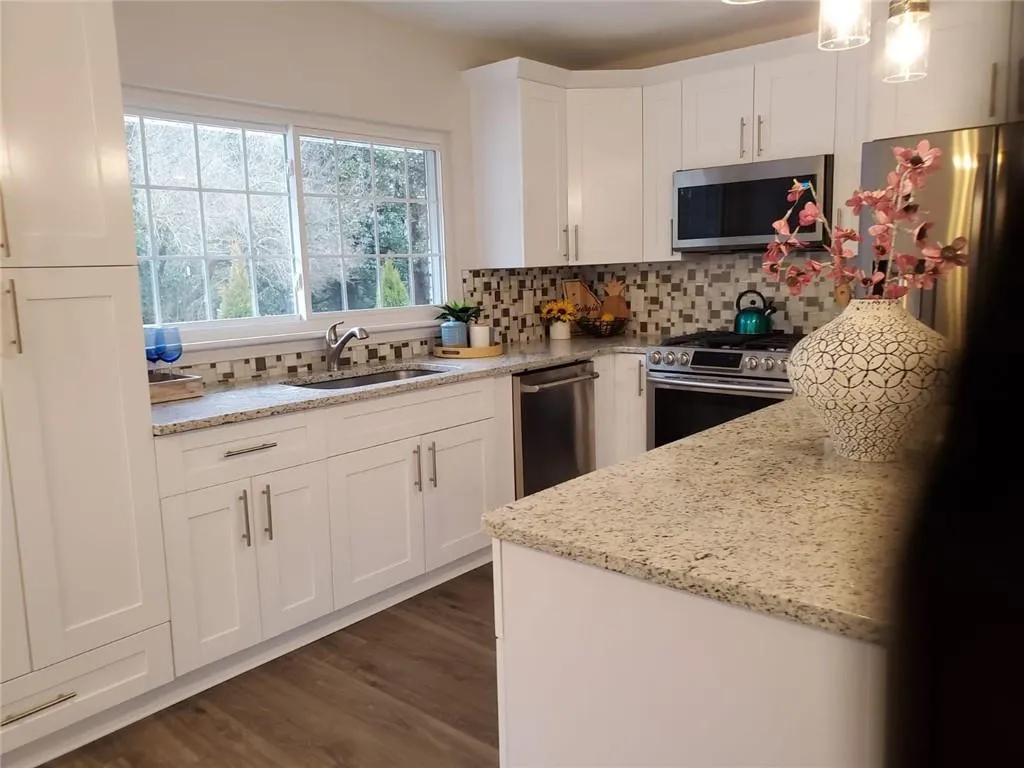 415 Hammond Drive, Sandy Springs, Georgia 30328, 3 Bedrooms Bedrooms, ,2 BathroomsBathrooms,Residential,Sold,415 Hammond Drive,6829925