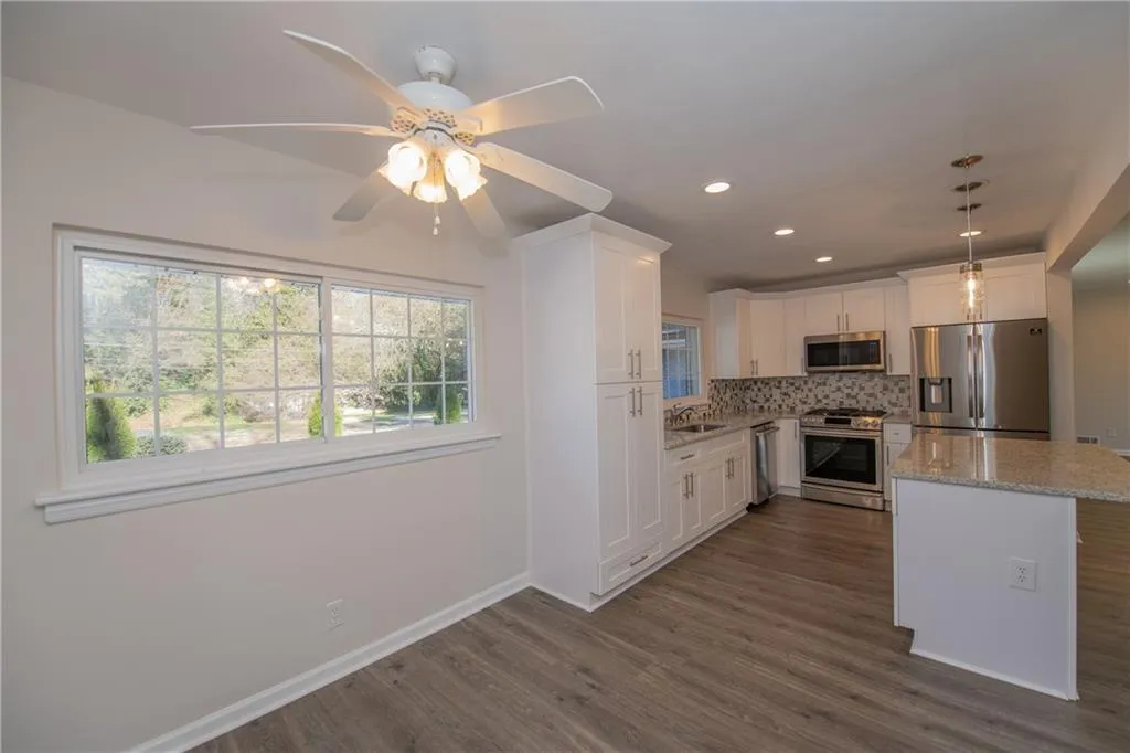 415 Hammond Drive, Sandy Springs, Georgia 30328, 3 Bedrooms Bedrooms, ,2 BathroomsBathrooms,Residential,Sold,415 Hammond Drive,6829925