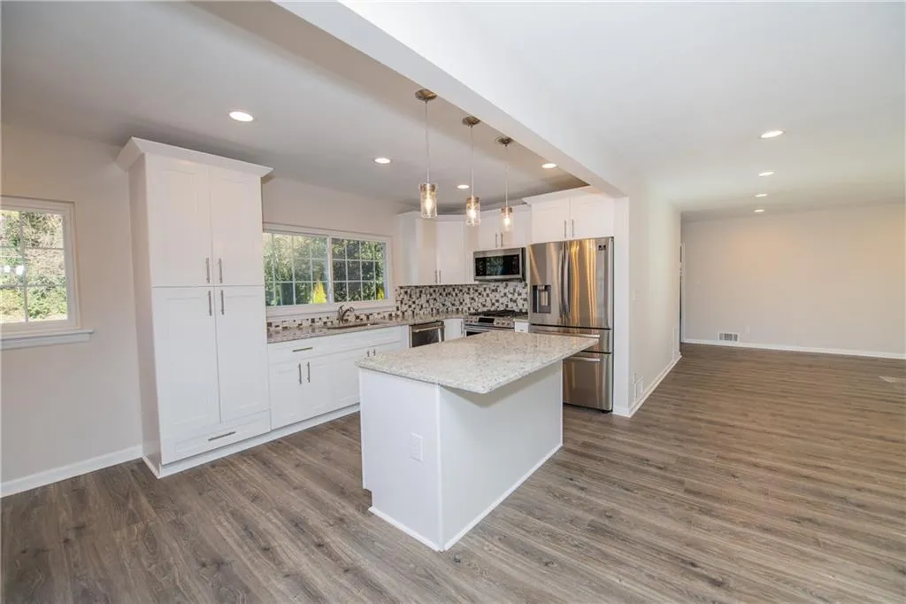 415 Hammond Drive, Sandy Springs, Georgia 30328, 3 Bedrooms Bedrooms, ,2 BathroomsBathrooms,Residential,Sold,415 Hammond Drive,6829925