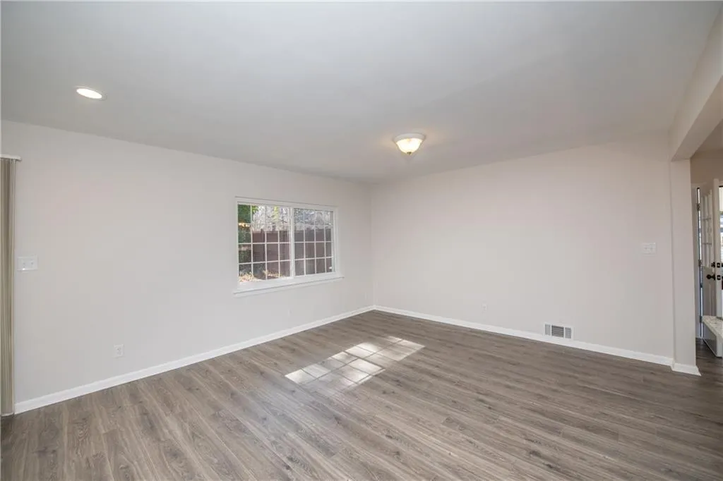 415 Hammond Drive, Sandy Springs, Georgia 30328, 3 Bedrooms Bedrooms, ,2 BathroomsBathrooms,Residential,Sold,415 Hammond Drive,6829925