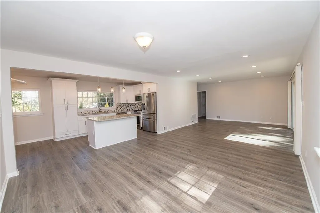 415 Hammond Drive, Sandy Springs, Georgia 30328, 3 Bedrooms Bedrooms, ,2 BathroomsBathrooms,Residential,Sold,415 Hammond Drive,6829925