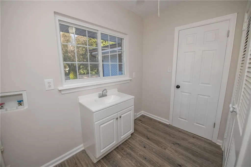 415 Hammond Drive, Sandy Springs, Georgia 30328, 3 Bedrooms Bedrooms, ,2 BathroomsBathrooms,Residential,Sold,415 Hammond Drive,6829925