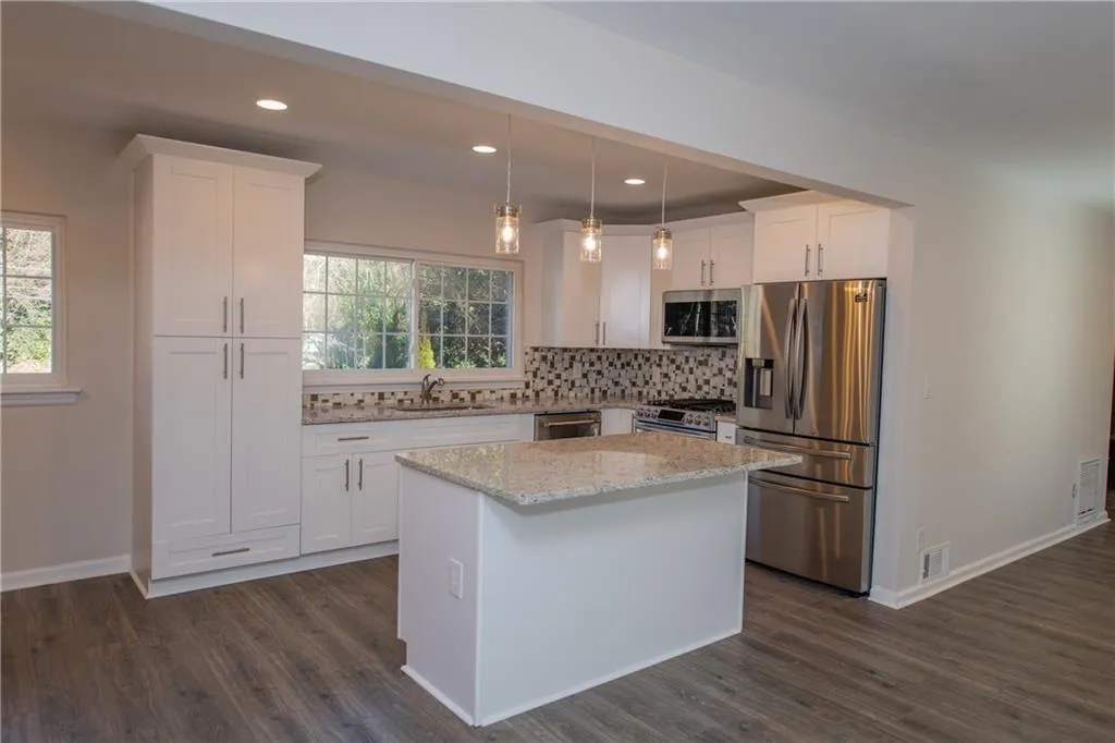 415 Hammond Drive, Sandy Springs, Georgia 30328, 3 Bedrooms Bedrooms, ,2 BathroomsBathrooms,Residential,Sold,415 Hammond Drive,6829925