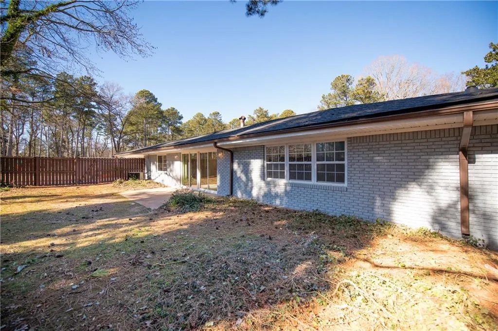 415 Hammond Drive, Sandy Springs, Georgia 30328, 3 Bedrooms Bedrooms, ,2 BathroomsBathrooms,Residential,Sold,415 Hammond Drive,6829925