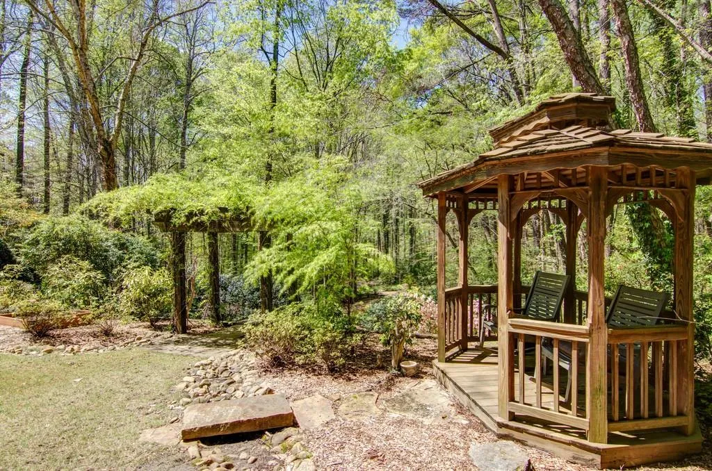 8450 Valemont Drive, Sandy Springs, Georgia 30350, 5 Bedrooms Bedrooms, ,4 BathroomsBathrooms,Residential,Sold,8450 Valemont Drive,6549736