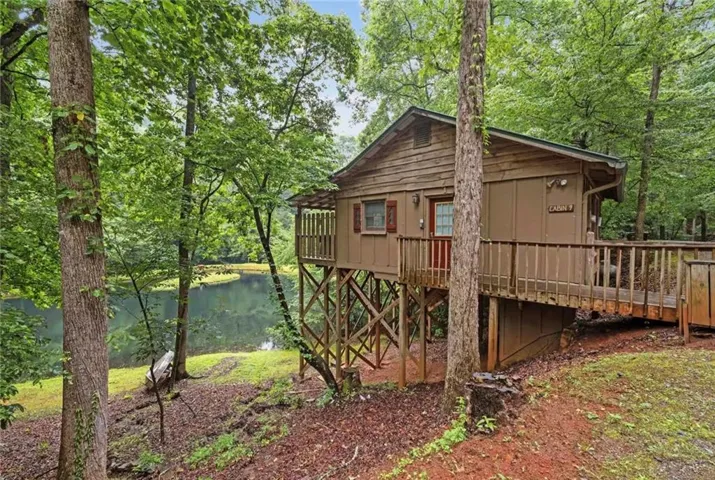 Cozy Cabin on a pond, steps from Cavender Creek too
