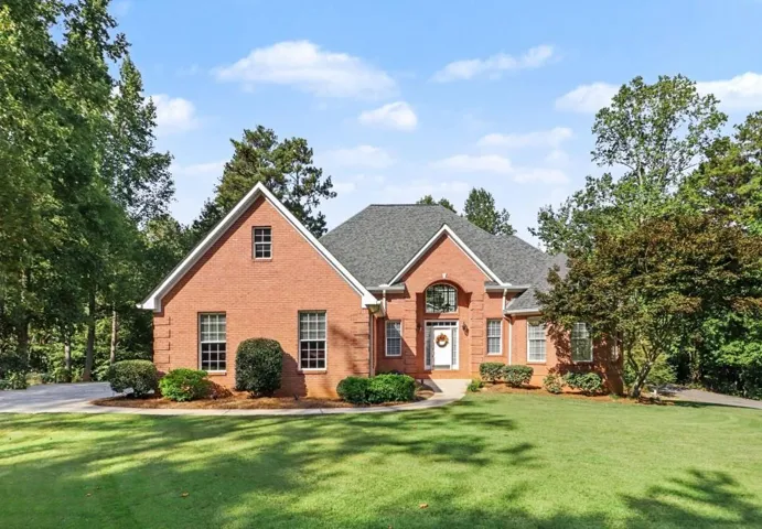 WELCOME TO THIS BEAUTIFULLY MAINTAINED HOME IN THE GATED COUNTRY CLUB COMMUNITY OF FAIRFIELD PLANTATION!