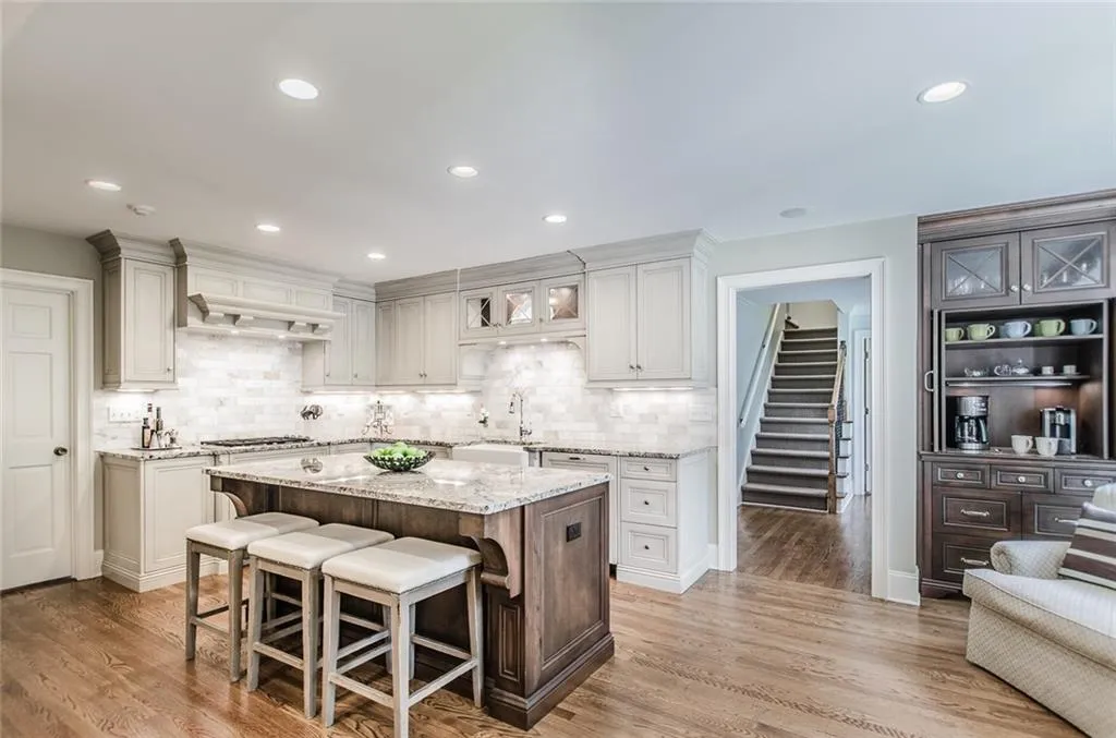 925 Riverside Trace, Sandy Springs, Georgia 30328, 5 Bedrooms Bedrooms, ,3 BathroomsBathrooms,Residential,Sold,925 Riverside Trace,5689787