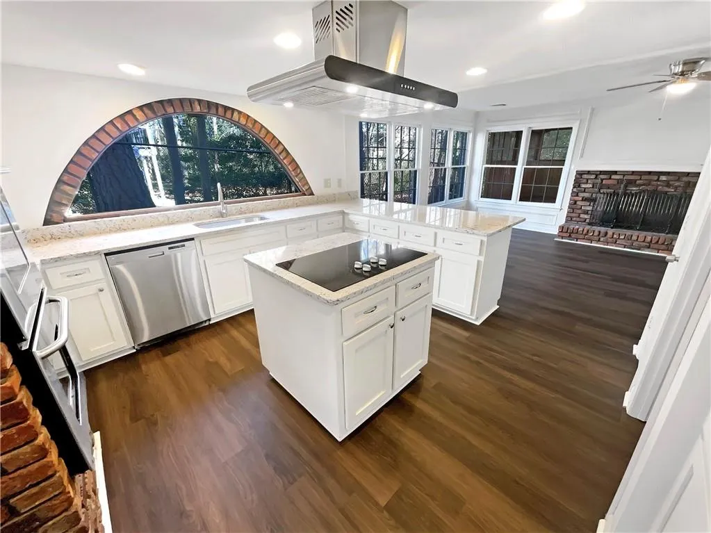 7040 Northgreen Drive, Atlanta, Georgia 30328, 5 Bedrooms Bedrooms, ,3 BathroomsBathrooms,Residential,For Sale,7040 Northgreen Drive,7694332