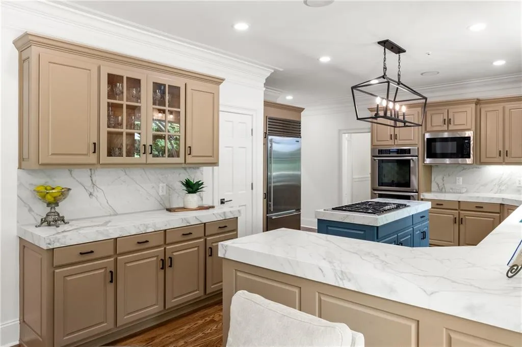 The Thermador convection double oven makes entertaining effortless, while abundant cabinetry provides exceptional storage and adds timeless elegance to the kitchen s design.