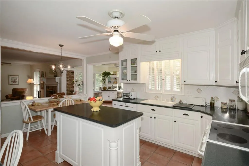 6245 River Shore Parkway, Sandy Springs, Georgia 30328, 4 Bedrooms Bedrooms, ,3 BathroomsBathrooms,Residential,Sold,6245 River Shore Parkway,5826604