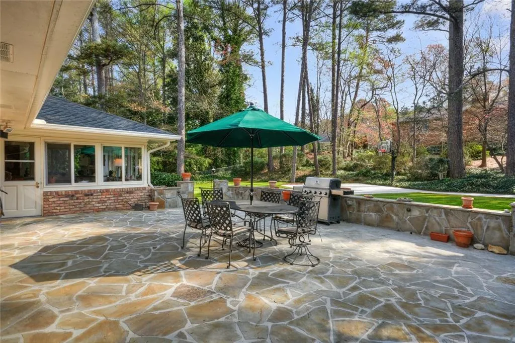 6245 River Shore Parkway, Sandy Springs, Georgia 30328, 4 Bedrooms Bedrooms, ,3 BathroomsBathrooms,Residential,Sold,6245 River Shore Parkway,5826604