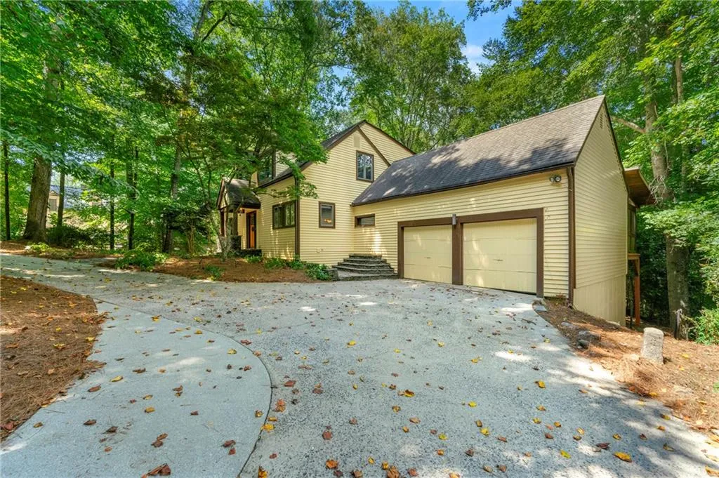 Circular drive makes entry and exit super easy!