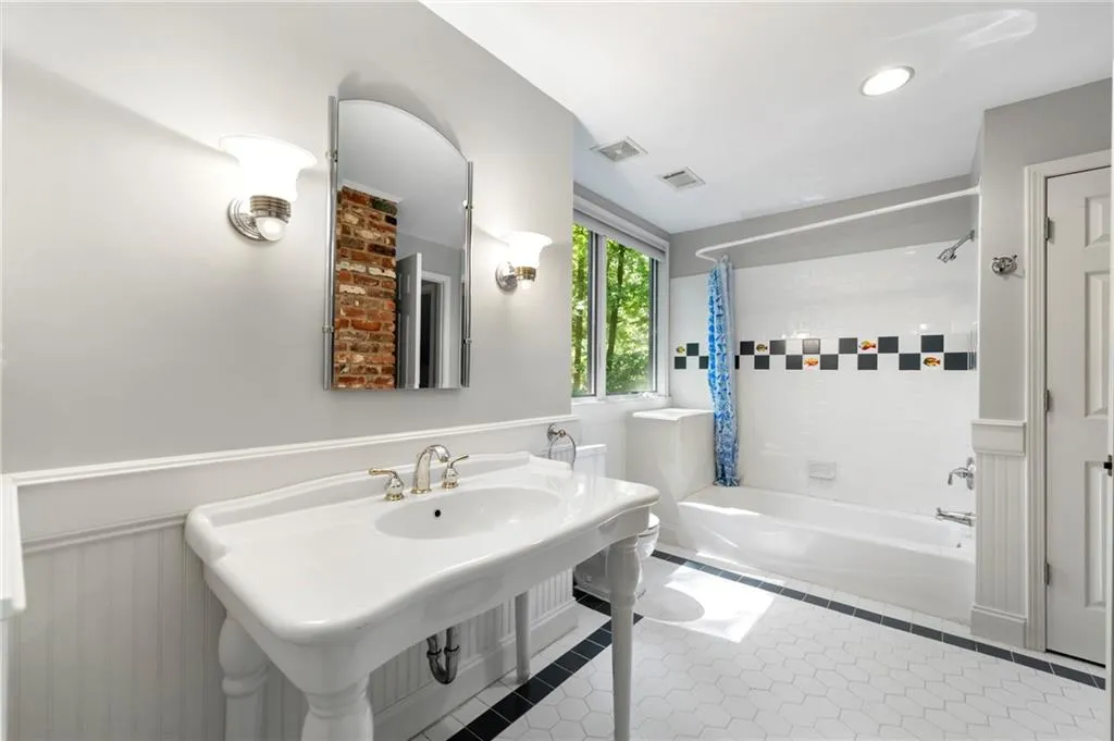 Upstairs secondary bathroom