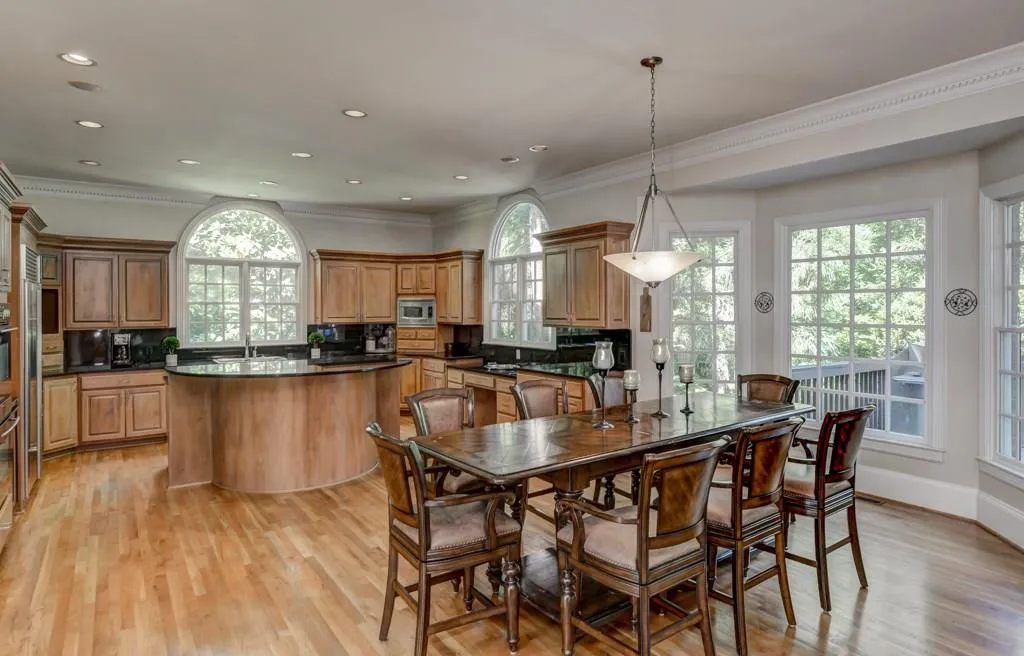 735 Brookwoods Trace, Sandy Springs, Georgia 30342, 5 Bedrooms Bedrooms, ,6 BathroomsBathrooms,Residential,Sold,735 Brookwoods Trace,5870409