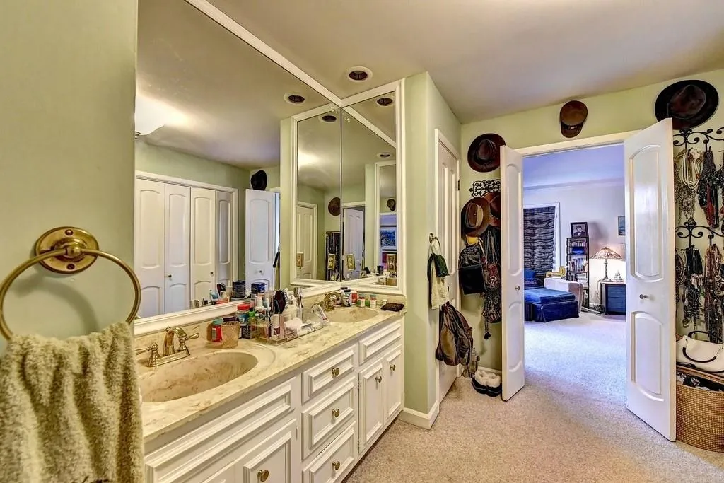 170 Valley Cove, Sandy Springs, Georgia 30350, 4 Bedrooms Bedrooms, ,3 BathroomsBathrooms,Residential,Sold,170 Valley Cove,6527390