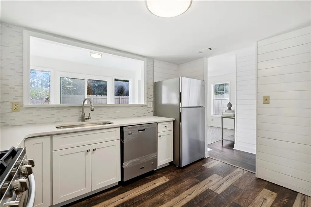 7750 Roswell Road Unit 1d, Atlanta, Georgia 30350, 3 Bedrooms Bedrooms, ,2 BathroomsBathrooms,Residential,Sold,7750 Roswell Road Unit 1d,7179175